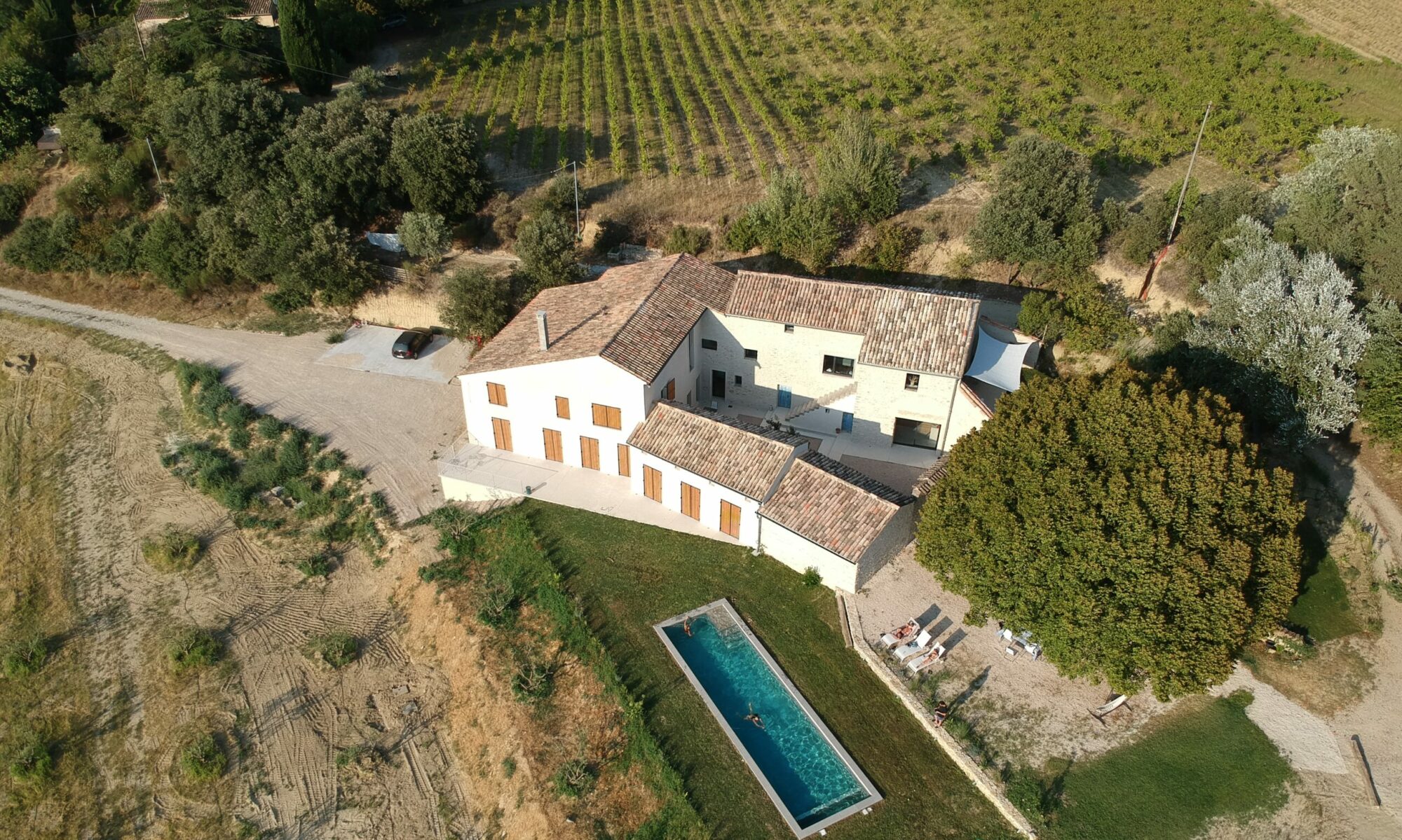 Vue aérienne du Mas le Bel Ami et de sa piscine